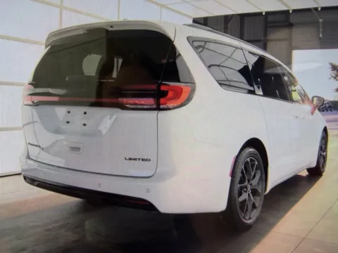 More photos of 2025 Chrysler Pacifica Limited at Richmond Car and Truck Center, KY