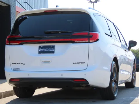 More photos of 2025 Chrysler Pacifica Limited at Richmond Car and Truck Center, KY