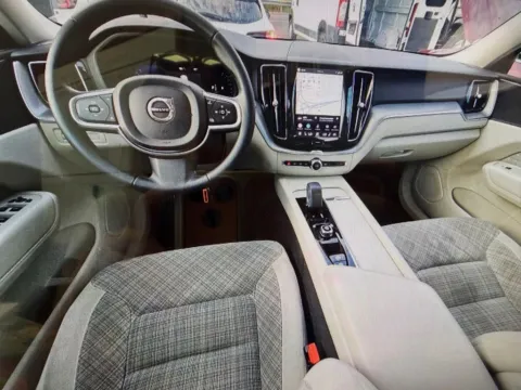 More photos of 2022 Volvo XC60 B5 Momentum at Richmond Car and Truck Center, KY