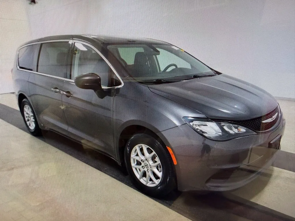 2022 Chrysler Voyager LX