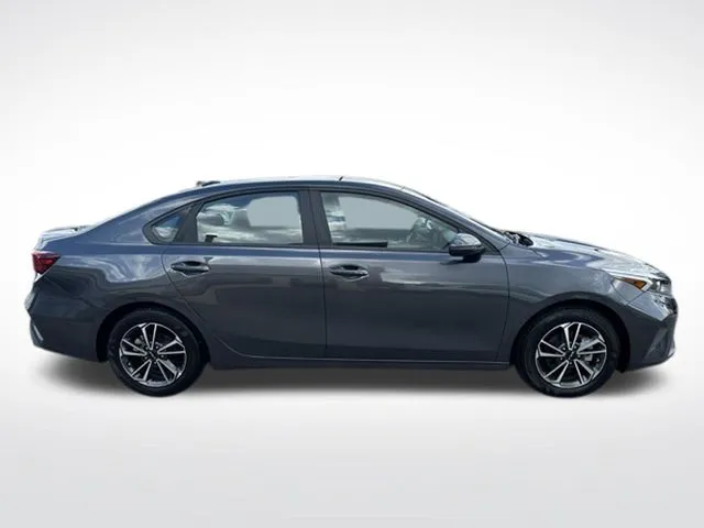 2023 Kia Forte LXS - Photo 21