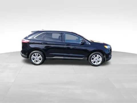 More photos of 2020 Ford Edge SEL at Diamond Jim's West Allis, WI