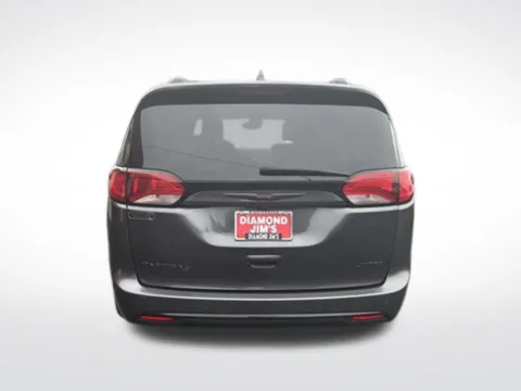 More photos of 2020 Chrysler Pacifica Limited at Diamond Jim's West Allis, WI