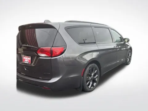 More photos of 2020 Chrysler Pacifica Limited at Diamond Jim's West Allis, WI