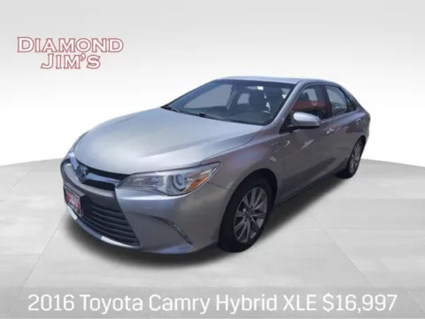 Silver 2016 Toyota Camry Hybrid XLE for sale in Milwaukee, WI