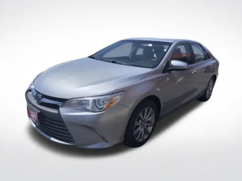 Silver 2016 Toyota Camry Hybrid XLE for sale in Milwaukee, WI