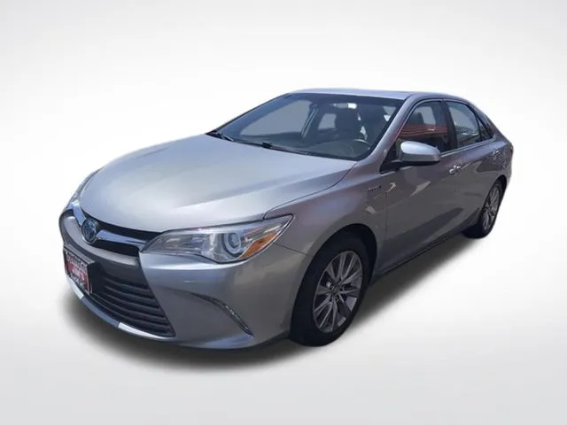 Silver 2016 Toyota Camry Hybrid XLE for sale in Milwaukee, WI