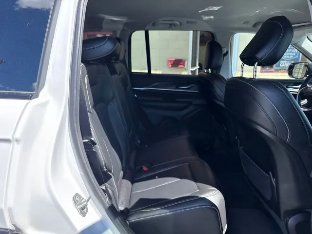 Jeep Grand Cherokee photo 18
