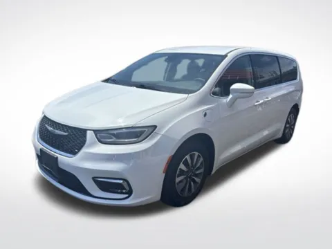 Another view of 2022 Chrysler Pacifica Hybrid Touring L for sale in Milwaukee, WI at Diamond Jim's West Allis