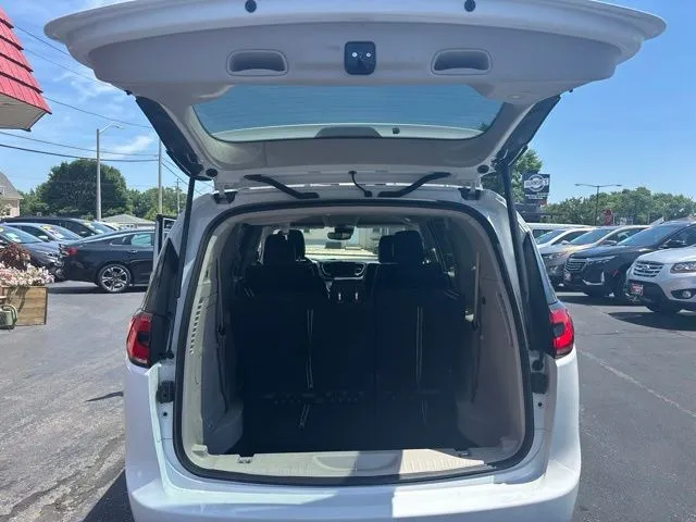 Chrysler Pacifica photo 18