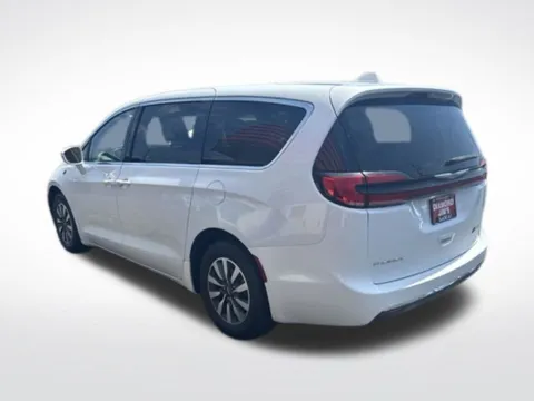 More photos of 2022 Chrysler Pacifica Hybrid Touring L at Diamond Jim's West Allis, WI