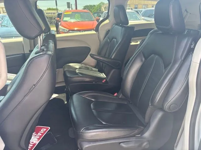 Chrysler Pacifica photo 16