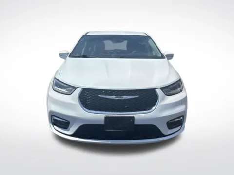 Photos of 2022 Chrysler Pacifica Hybrid Touring L for sale in Milwaukee, WI at Diamond Jim's West Allis