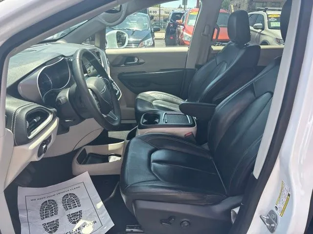 Chrysler Pacifica photo 15
