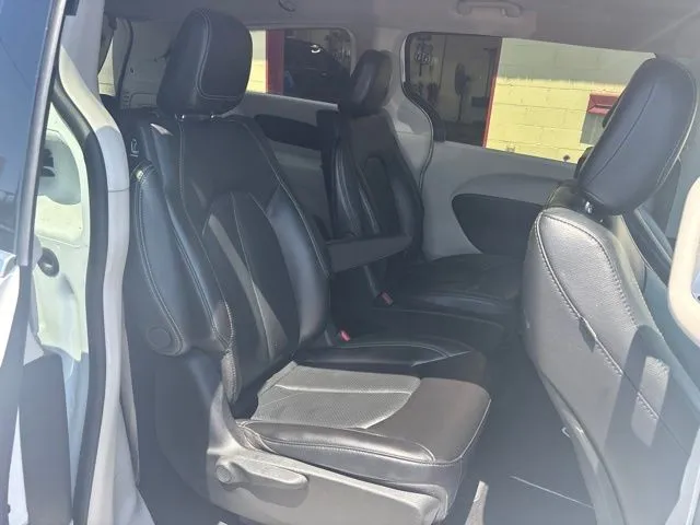 Chrysler Pacifica photo 19