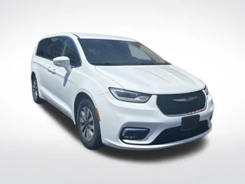 White 2022 Chrysler Pacifica Hybrid Touring L for sale in Milwaukee, WI