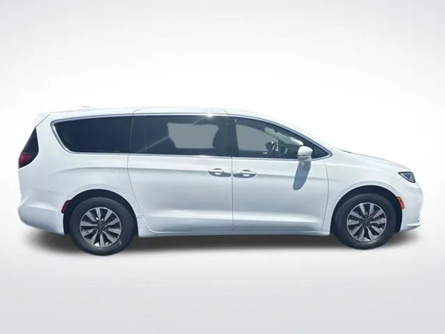 Chrysler Pacifica photo 8