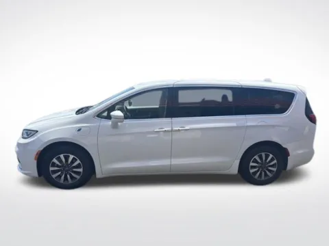 More photos of 2022 Chrysler Pacifica Hybrid Touring L at Diamond Jim's West Allis, WI