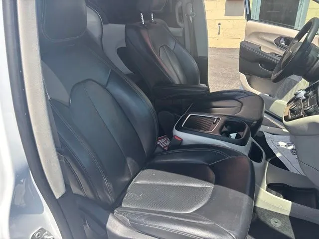 Chrysler Pacifica photo 20