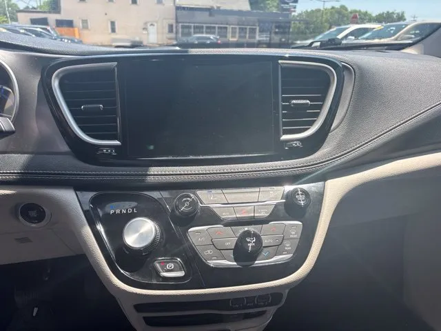Chrysler Pacifica photo 12