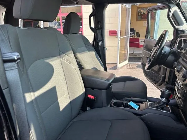Jeep Wrangler photo 19