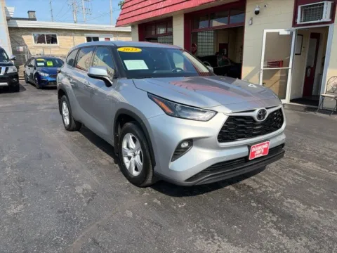 Silver 2022 Toyota Highlander LE for sale in Milwaukee, WI