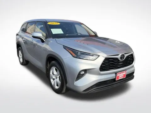 Silver 2022 Toyota Highlander LE for sale in Milwaukee, WI