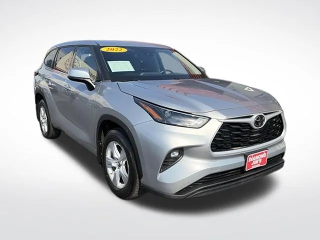 Silver 2022 Toyota Highlander LE for sale in Milwaukee, WI