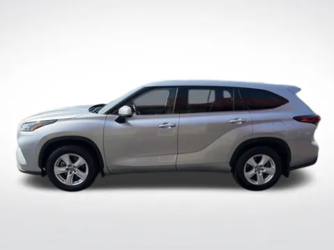 More photos of 2022 Toyota Highlander LE at Diamond Jim's West Allis, WI