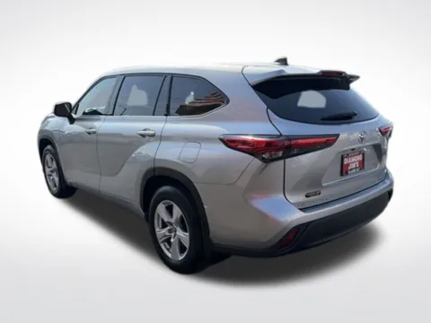 More photos of 2022 Toyota Highlander LE at Diamond Jim's West Allis, WI