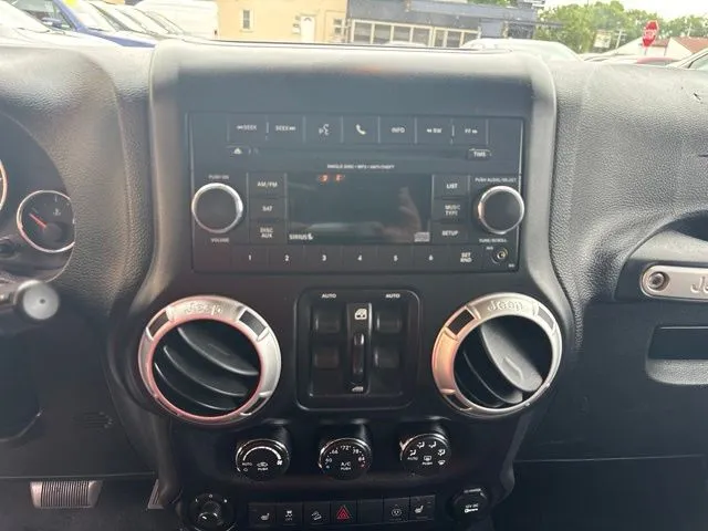 Jeep Wrangler photo 12