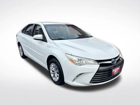 White 2017 Toyota Camry Hybrid LE for sale in Milwaukee, WI