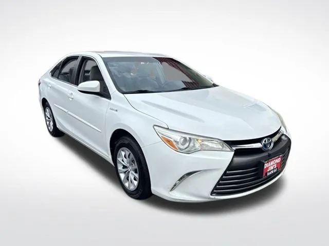 White 2017 Toyota Camry Hybrid LE for sale in Milwaukee, WI