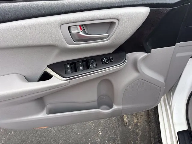 Toyota Camry photo 9