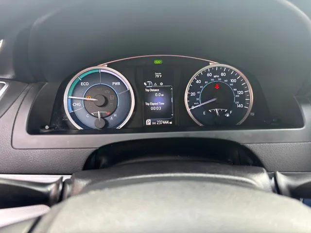 Toyota Camry photo 11