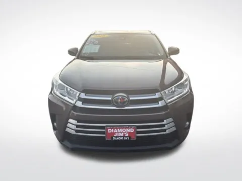 Photos of 2018 Toyota Highlander Hybrid XLE for sale in Milwaukee, WI at Diamond Jim's West Allis