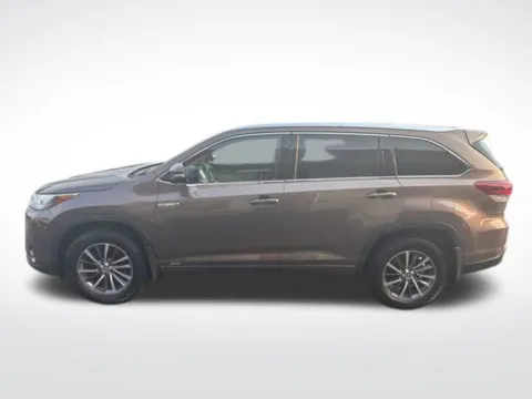 More photos of 2018 Toyota Highlander Hybrid XLE at Diamond Jim's West Allis, WI