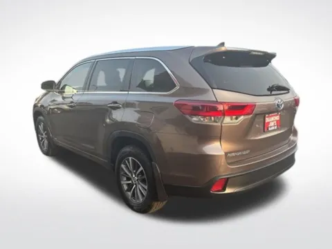 More photos of 2018 Toyota Highlander Hybrid XLE at Diamond Jim's West Allis, WI