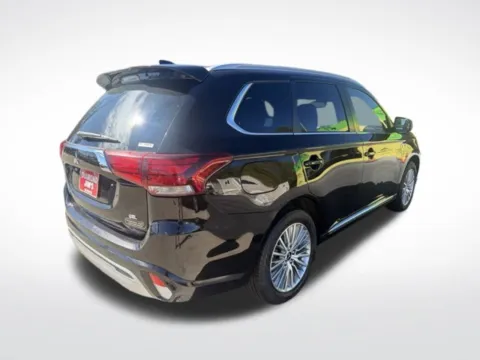 More photos of 2022 Mitsubishi Outlander PHEV SEL at Diamond Jim's West Allis, WI