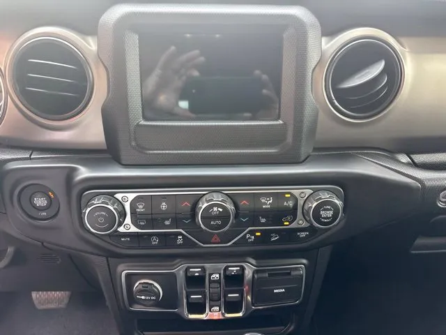 Jeep Wrangler photo 11