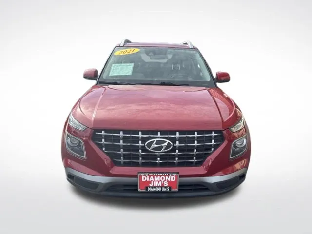 Hyundai Venue photo 2