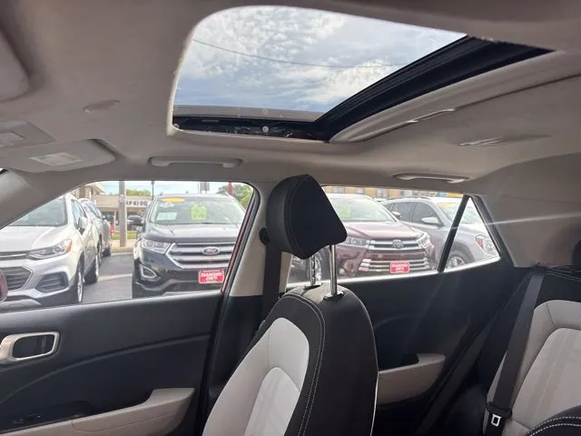 Hyundai Venue photo 15