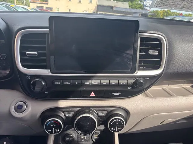 Hyundai Venue photo 12
