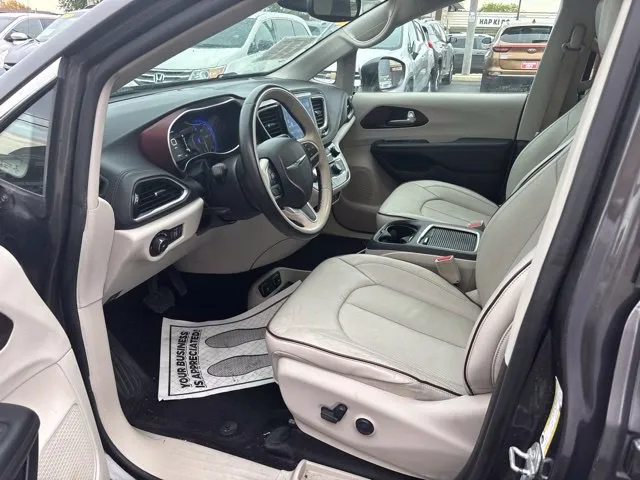 Chrysler Pacifica photo 16