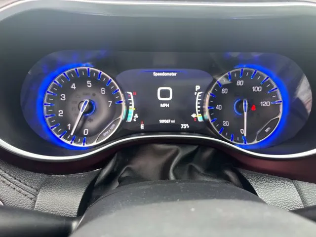 Chrysler Pacifica photo 11