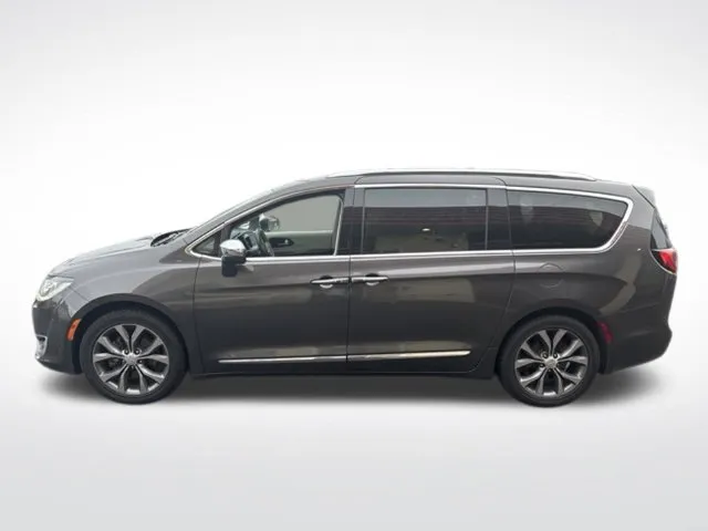 Chrysler Pacifica photo 4