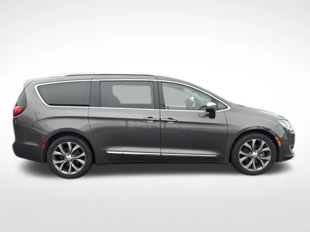 Chrysler Pacifica photo 8
