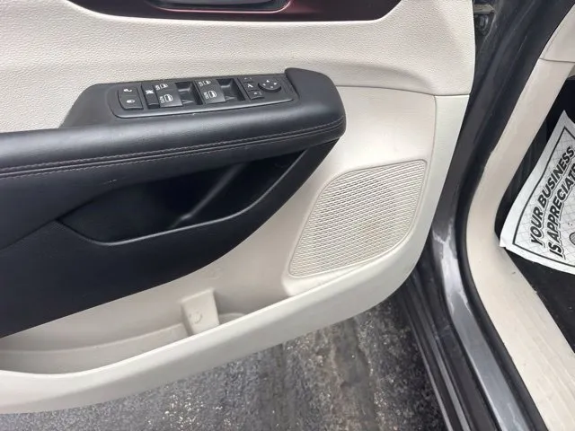 Chrysler Pacifica photo 9