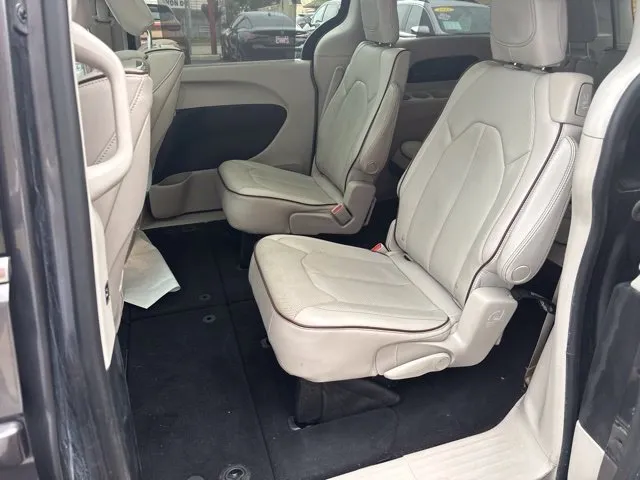 Chrysler Pacifica photo 17