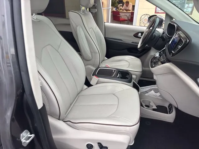 Chrysler Pacifica photo 23
